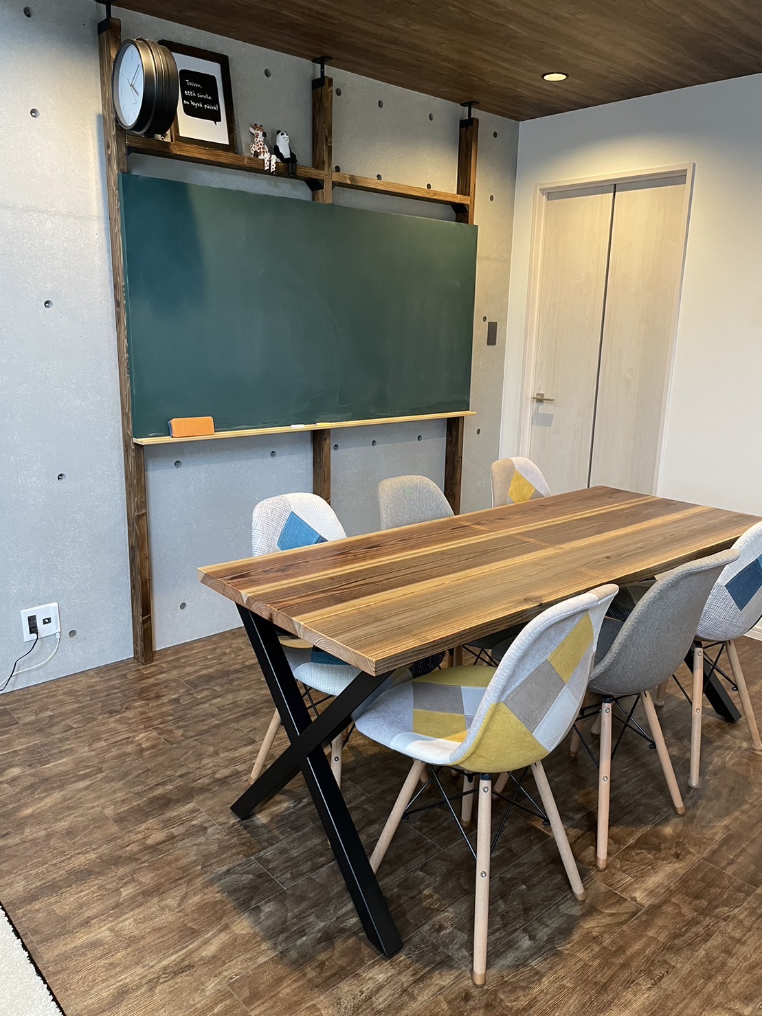 黒板がアイキャッチのポップで可愛い事務所